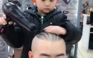 Thợ cắt tóc nhí nổi tiếng khắp Trung Quốc