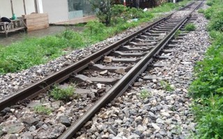 Hà Nội: Xe chết máy trên đường ray, cô gái bị tàu hỏa tông tử vong