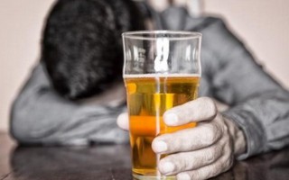 Đồ uống có cồn tăng nguy cơ mắc ung thư tiền liệt tuyến
