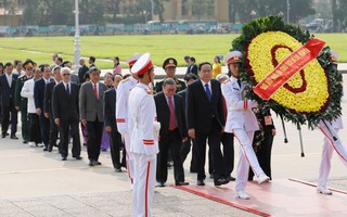 Đại biểu dự Đại hội đại biểu toàn quốc MTTQ Việt Nam viếng Chủ tịch Hồ Chí Minh