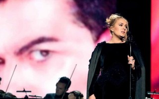 Quá xúc động, Adele phải hát lại trong lễ trao giải Grammy 