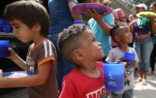 Khó khăn của hàng nghìn trẻ em Venezuela di cư không quốc tịch 