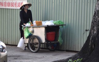 Sài Gòn 'giải cứu vỉa hè': Người bán 'ẩn nấp', khách vô tư ăn