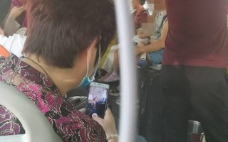 Người đàn ông bị 'ném đá' vì chụp ảnh mẹ cho con bú trên xe buýt