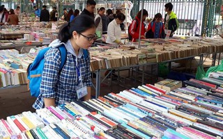 Cuối tuần đi hội chợ mua sách với giá 1.000 đồng/kg