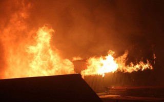 TPHCM: Khu nhà trọ bốc cháy giữa đêm, 1 nữ công nhân tử vong