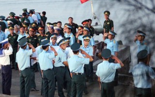 Đồng đội đón phi công Trần Quang Khải vào bờ