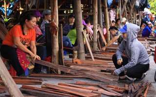 Đồng Kỵ: Chợ làng phơi gỗ giữa đường
