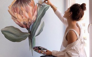 Nữ nghệ sĩ mê vẽ hoa khổng lồ lên tường