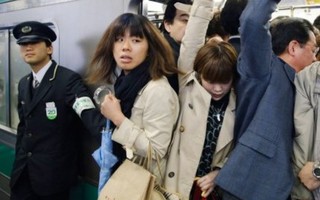 Phụ nữ Nhật Bản chống quấy rối trên các phương tiện giao thông công cộng