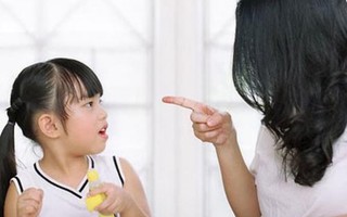 Oan ức, nức nở vì 'mẹ toàn mắng con thôi'