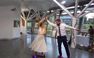 Cô dâu chú rể lướt ván bay điệu nghệ trong đám cưới