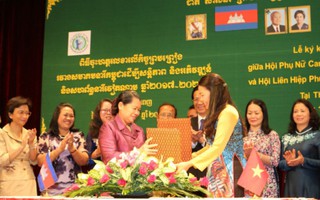 Hội phụ nữ Việt Nam-Campuchia ký thỏa thuận hợp tác
