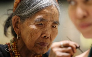 102 tuổi, nữ nghệ nhân vẫn say mê xăm hình