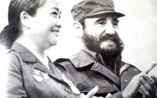 Phụ nữ và trẻ em thế giới nồng nhiệt bên Fidel Castro