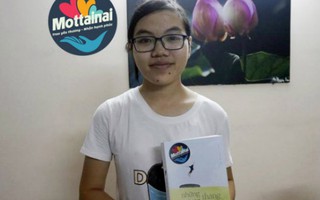 Cô gái Vàng Vật lý tặng sách cho Đại sứ đặc biệt của Mottainai 2017