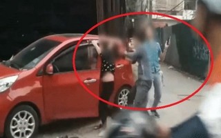 Hà Nội: Người dân bức xúc trước cảnh chồng đánh vợ giữa phố trước mặt con nhỏ