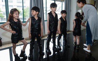 Phụ huynh Trung Quốc đổ xô cho con đi học làm người mẫu