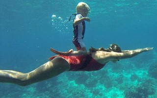 Bé 3 tuổi lặn cùng cha mẹ mà không cần bình oxy