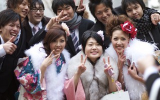 Nhật Bản ứng phó với dân số già bằng cách hạ tuổi trưởng thành