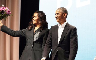 Ông Barack Obama bất ngờ tặng hoa cho vợ trong buổi quảng bá sách