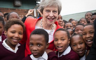 Nữ Thủ tướng Anh vui vẻ nhảy múa cùng trẻ em Nam Phi