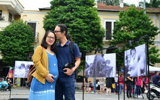 Gần 100 bức ảnh 'vượt cạn' được trưng bày ở phố đi bộ hồ Gươm