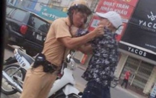 Cảnh sát giao thông bị thanh niên xăm trổ hành hung