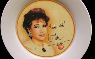 Hí họa chân dung người nổi tiếng trên đĩa được trao Kỷ lục Việt Nam 