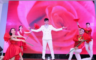 Thầy giáo hát nhạc "sến" tổ chức live show Nhạc tình đầu tiên