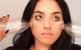 Video gây sốt: Mách chị em cách căng da mặt bằng chai nhựa 