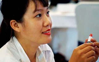 Cô kỹ sư Hóa trở thành chủ nhân son thuần Việt từ đôi môi nứt nẻ