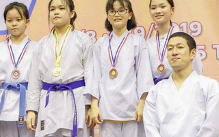 Hàng trăm em nhỏ luyện võ cùng nhà vô địch Thế giới người Nhật Bản 