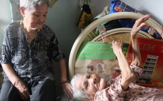 Xúc động cụ bà 85 tuổi cần mẫn chăm chị tâm thần