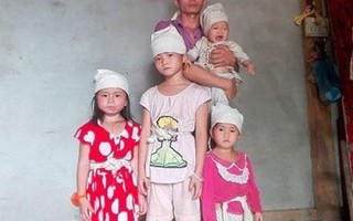 4 đứa trẻ đeo vành khăn trắng trong căn nhà lụp xụp