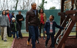 Vợ chồng Obama tặng kỷ vật gia đình cho trẻ vô gia cư