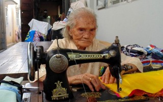 Cụ bà 92 tuổi nhặt vải vụn may chăn tặng người nghèo