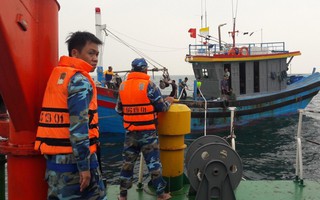 Nghệ An: Đưa tàu cá và 7 ngư dân gặp nạn trên biển vào bờ an toàn