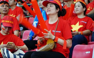 Fan nữ nô nức 'săn' tour sang Indonesia cổ vũ Olympic Việt Nam