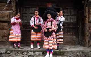 Trung Quốc: Các cô gái trẻ đội mũ 'khủng' làm từ tóc của tổ tiên