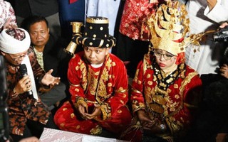 Đám cưới tập thể của 500 cặp đôi nghèo đêm giao thừa tại Indonesia
