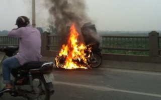 Xe máy cháy dữ dội trên cầu Vĩnh Tuy 