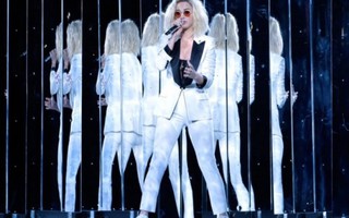 Katy Perry phát thông điệp 'kháng cự' ông Trump tại Grammy