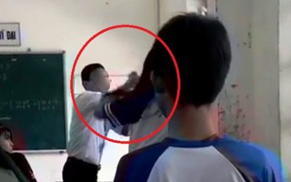 Xôn xao clip thầy giáo và nữ sinh đánh nhau trong lớp học