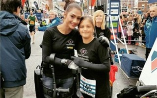 Nữ cảnh sát bị liệt ‘hồi sinh’ nhờ đôi chân robot