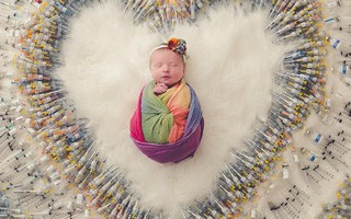 65.000 lượt chia sẻ bức ảnh xúc động về ‘em bé cầu vồng’ nước Mỹ