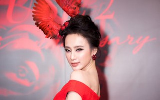 Angela Phương Trinh thể hiện vẻ sang chảnh với mũ tổ chim 
