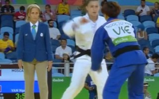 Văn Ngọc Tú giành chiến thắng đầu tiên tại Olympic Rio
