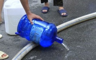 Hà Nội: Nước miễn phí có mùi tanh, cư dân bức xúc đổ tại chỗ