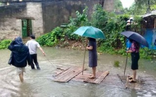 Nữ chủ tịch phường giải thích việc mặc váy, cầm ô, đi bè có người kéo